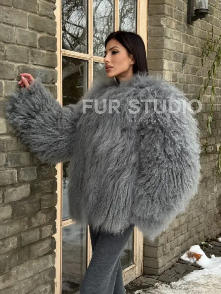 Шуба из меха ламы серого цвета - фото 11