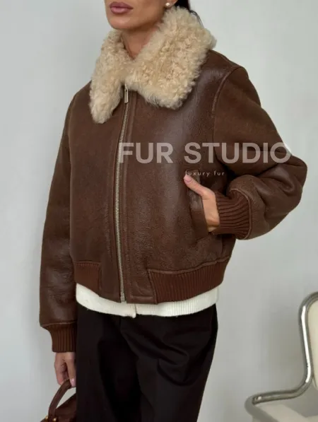 Короткая дубленка - женская - фото 3