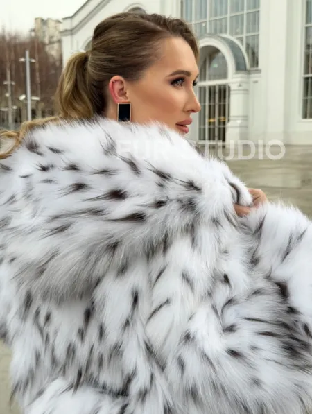 Шуба из лисьего меха под рысь с капюшоном - фото 9