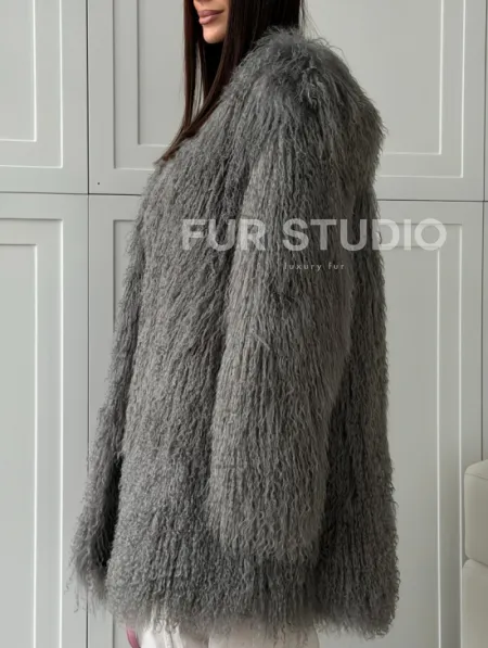 Удлиненная серая шуба из ламы - фото 3