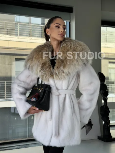 Белая шуба с капюшоном из рыси - фото 19
