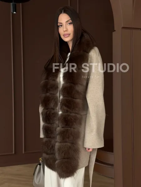Пальто с отделкой из меха песца - фото 7