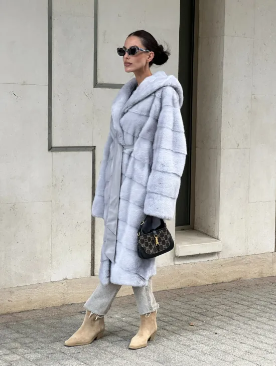 Эффектное пальто - шуба с капюшоном из меха голубой норки - фото 11