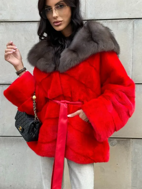 Полушубок из меха норки с капюшоном из куницы в карминовом цвете (красный) - фото 5