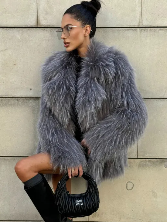Шуба из меха енота на вязанной основе - фото 7