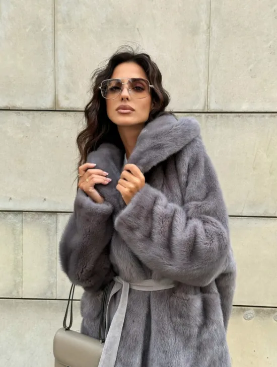 Шуба Летучая мышь из меха норки в технологии роспуск с капюшоном - цвет дымчато-серый - фото 5