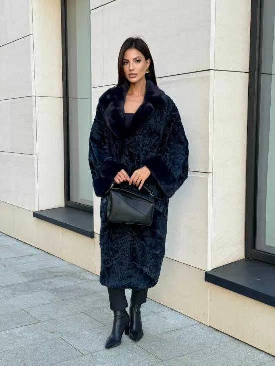 Шуба из каракуля Indigo Blue с отделкой из меха норки, фасон кокон - фото 6