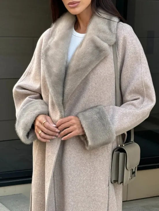 Женское демисезонное пальто с отделкой из меха норки - фото 3