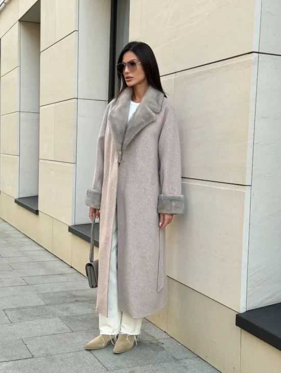 Женское демисезонное пальто с отделкой из меха норки - фото 6