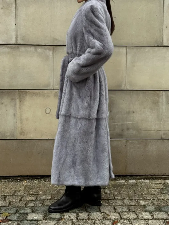 Шуба из голубой скандинавской норки без воротника с поясом “Fashion trend 2024-2025“ - фото 5