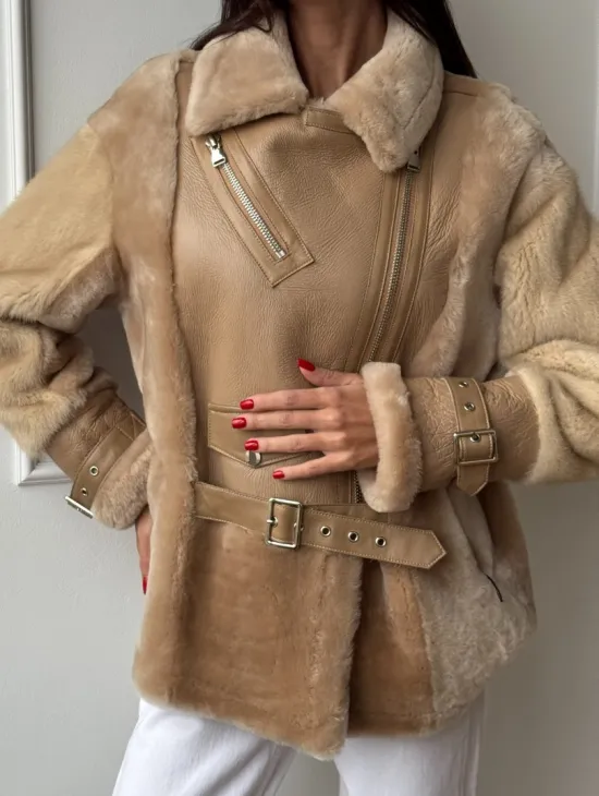 Трендовая куртка - дубленка из натурального меха мериноса и норки на рукавах - фото 3