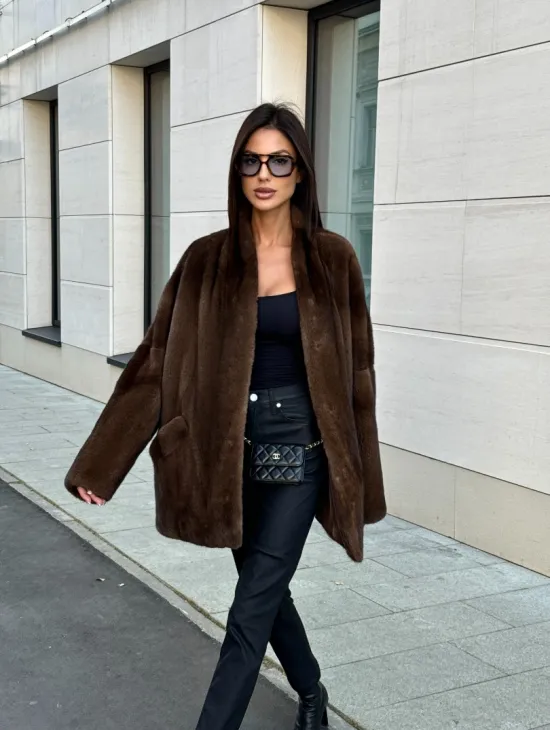 Стильная шубка из меха норки SAGA FURS  в цвете соболь - фото 10