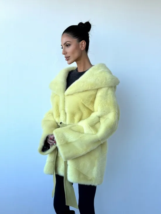 Полушубок кимоно из аукционной норки с капюшоном в нежно-желтом  цвете - фото 8