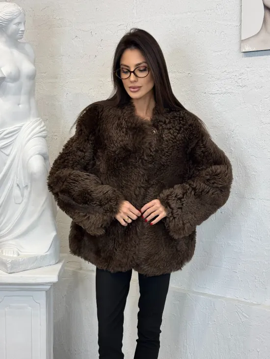 Короткая шуба из натуральной овчины с круглым вырезом и накладными карманами - фото 6