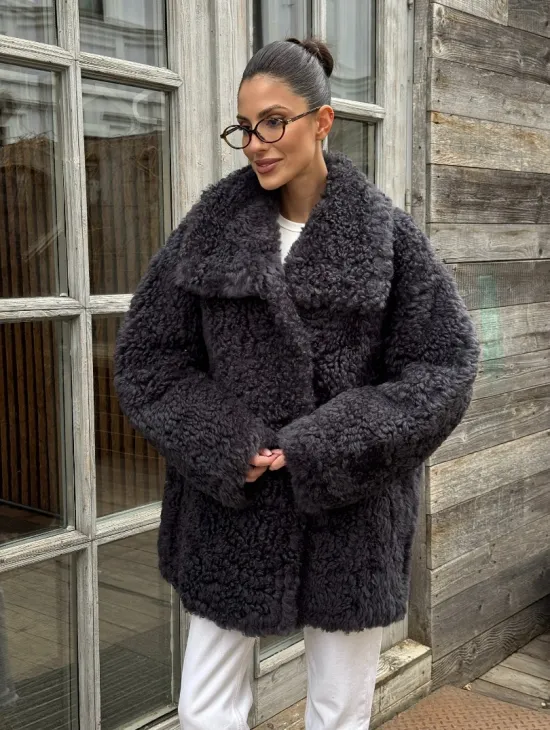 Стильный полушубок из натурального меха тиградо с большим отложным воротником - цвет графит - фото 4