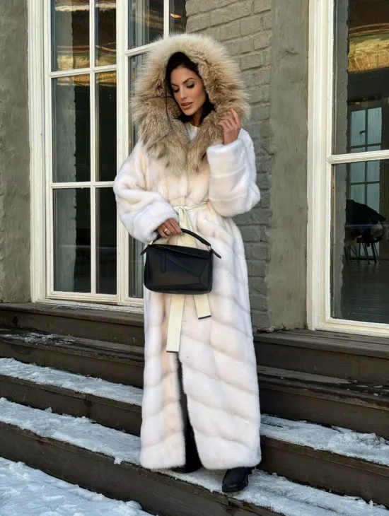 Белая длинная норковая шуба - кимоно с капюшоном из меха рыси - фото 8