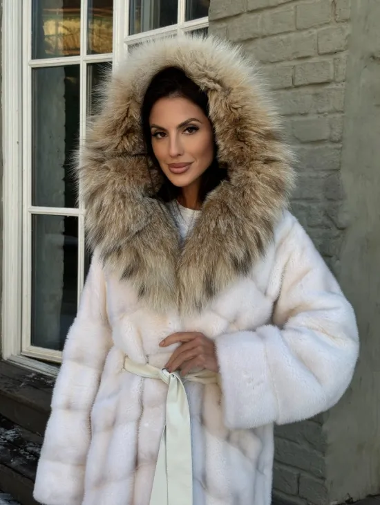 Белая длинная норковая шуба - кимоно с капюшоном из меха рыси - фото 3