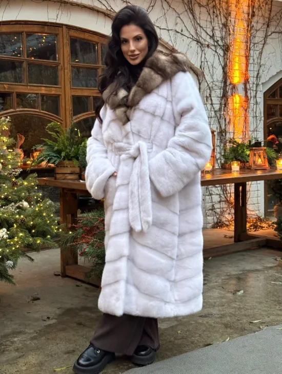 Длинная белая норковая шуба с капюшоном из натурального меха куницы 