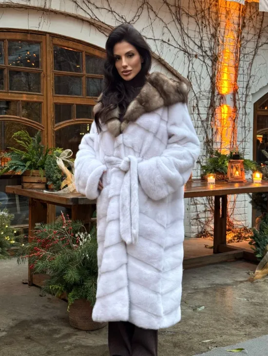 Длинная белая норковая шуба с капюшоном из натурального меха куницы 
