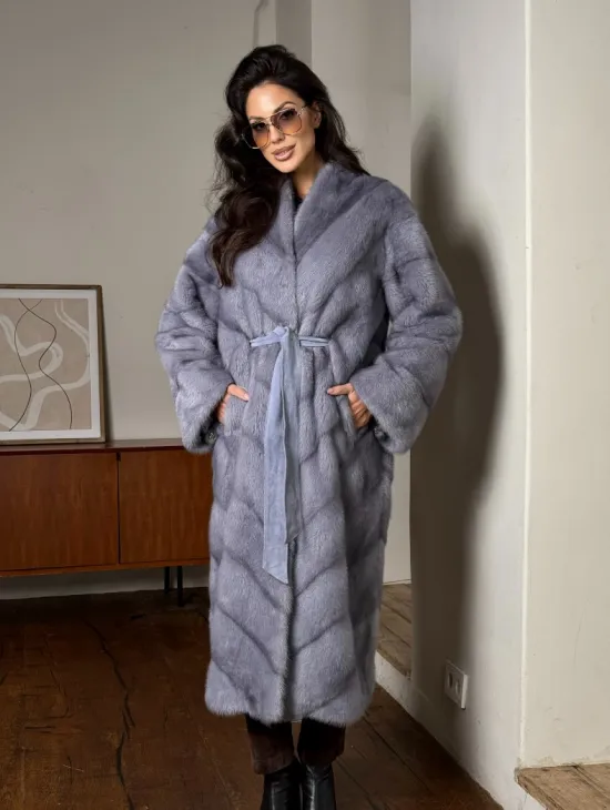 Модная женская шуба из меха норки с V-образным воротником - фото 6