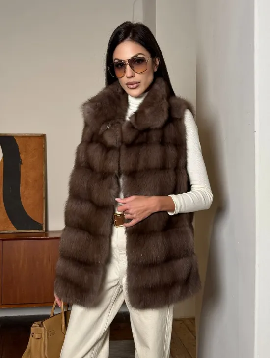 Жилет из меха куницы в цвете Truffle стойка воротник - фото 9