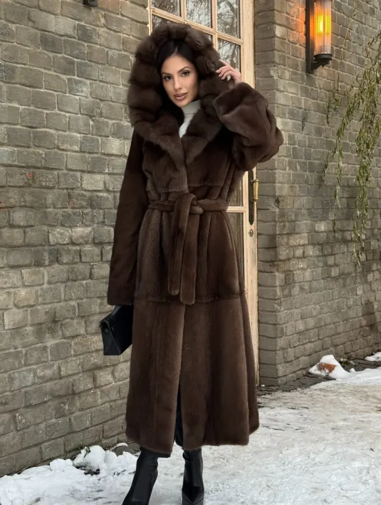 Длинная коричневая норковая шуба прямого кроя с капюшоном из куницы - фото 6