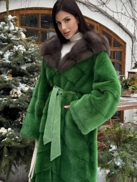 Шуба зеленого цвета с капюшоном из меха куницы - фото 3