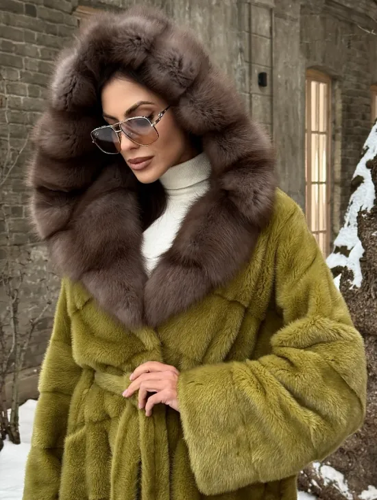 Шуба норковая с капюшоном из натурального меха куницы - цвет оливковый - фото 2