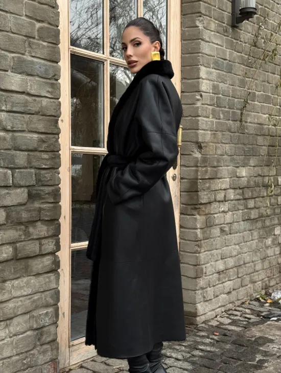 Двусторонняя модная дублёнка на запах из меха мериноса - фото 10