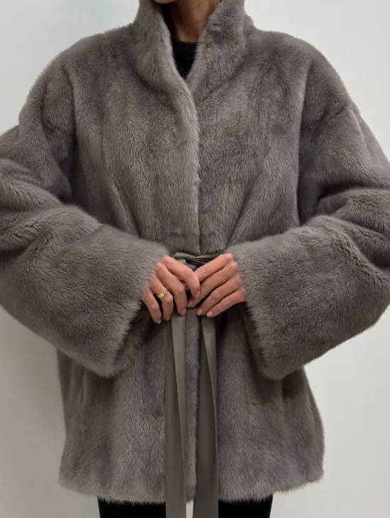 Норковый полушубок кимоно с V-образным воротником в сером цвете - фото 1