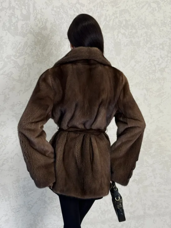 Шикарный норковый жакет с английским воротником и накладными карманами в цвете соболь - фото 11
