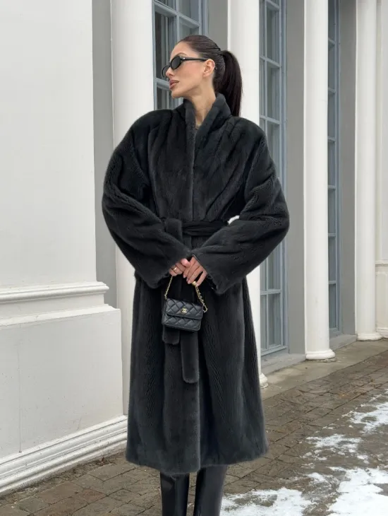 Модная норковая шуба в цвете графит с V-образным воротником - фото 10