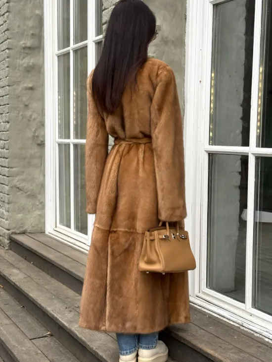 Шуба из норки «Gold» в классической выкладке с V-образным воротником и поясом - фото 1