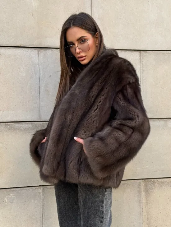 Стильный жакет - полушубок из куницы с V-образным воротником - фото 6
