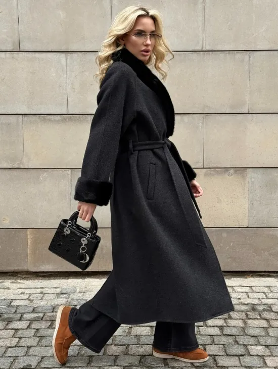 Женское демисезонное шерстяное пальто-халат с отделкой из меха норки - фото 0