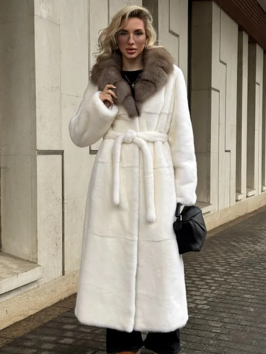 Длинная белая норковая шуба с воротником из меха куницы - фото 8