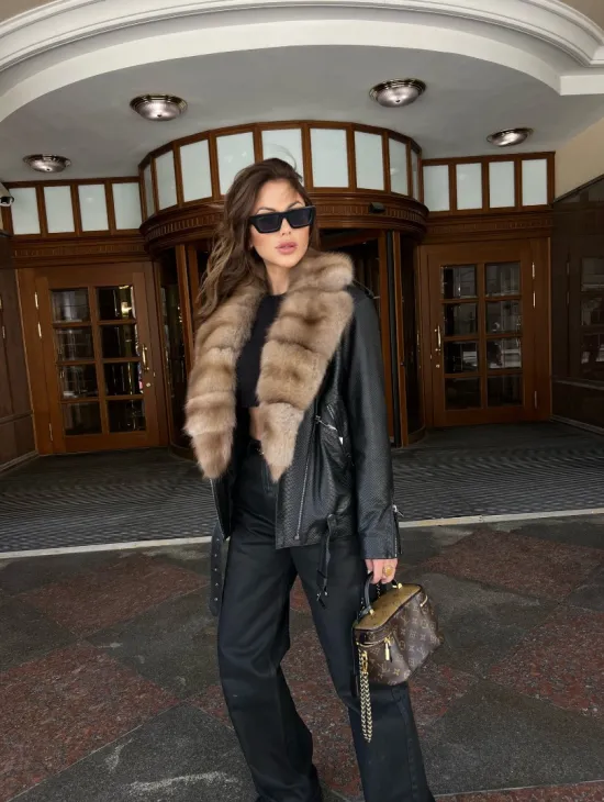Кожаная куртка под рептилию с воротником из меха куницы - фото 3