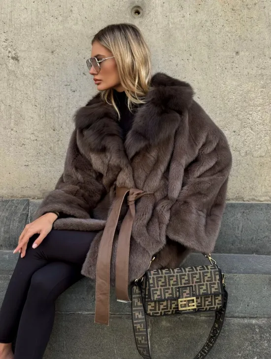Женская норковая шуба свободного силуэта с воротником куницы - фото 8