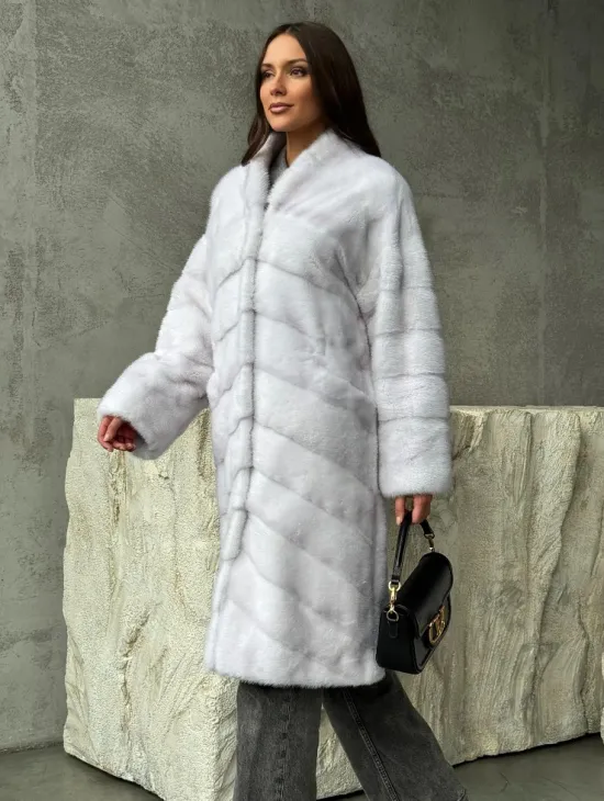 Белая норковая шуба с V-образным воротником - фото 4