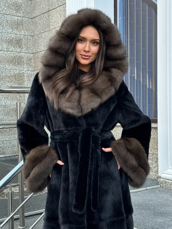Черная шуба из меха SAGA FURS с отделкой из куницы - фото 7