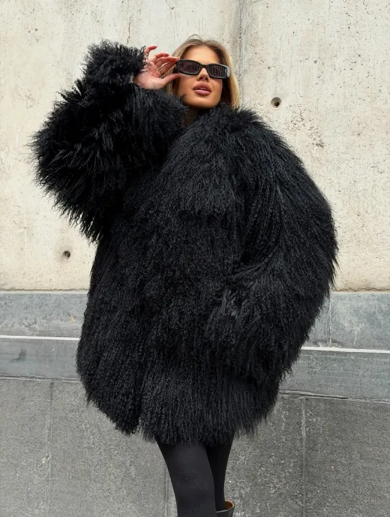 Черная шуба из ламы V-образный вырез - фото 7