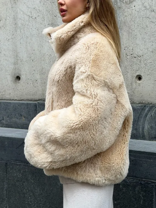 Двухсторонняя короткая дубленка из овчины - фото 4