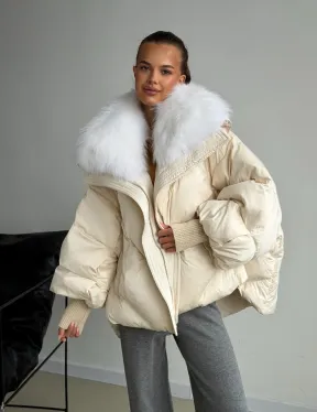 Бежевый зимний пуховик - фото 10