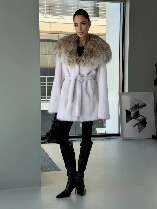 Белая шуба с капюшоном из рыси - фото 9