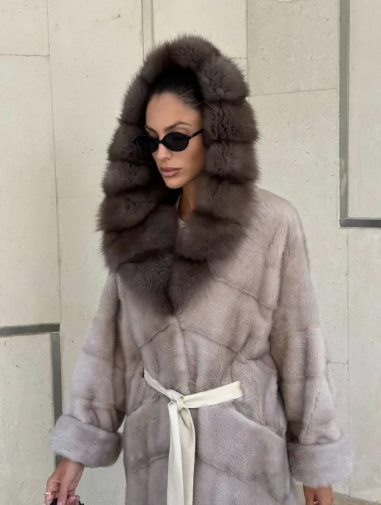 Шуба норковая с капюшоном из меха куницы в цвете нюд - фото 5