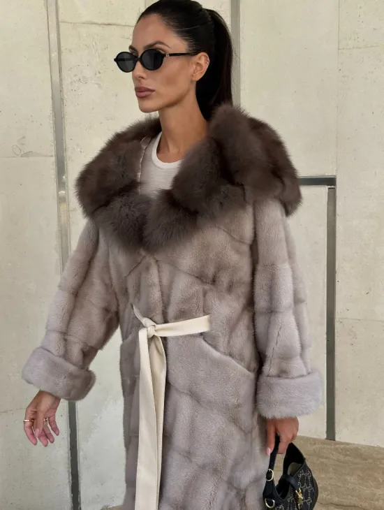 Шуба норковая с капюшоном из меха куницы в цвете нюд - фото 3