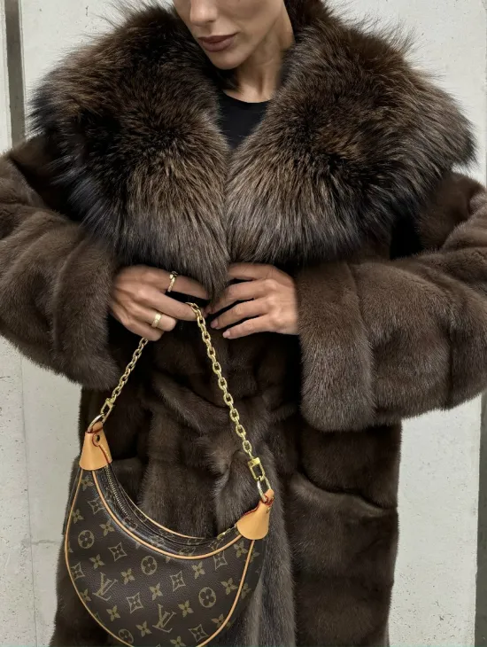 Норковая шуба с капюшоном кобра из меха чернобурки в коричневом цвете - фото 1