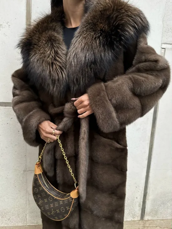 Норковая шуба с капюшоном кобра из меха чернобурки в коричневом цвете - фото 2