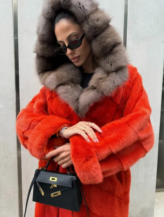 Шуба норковая с капюшоном из меха куницы в красном цвете - фото 1