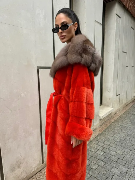 Шуба норковая с капюшоном из меха куницы в красном цвете - фото 7
